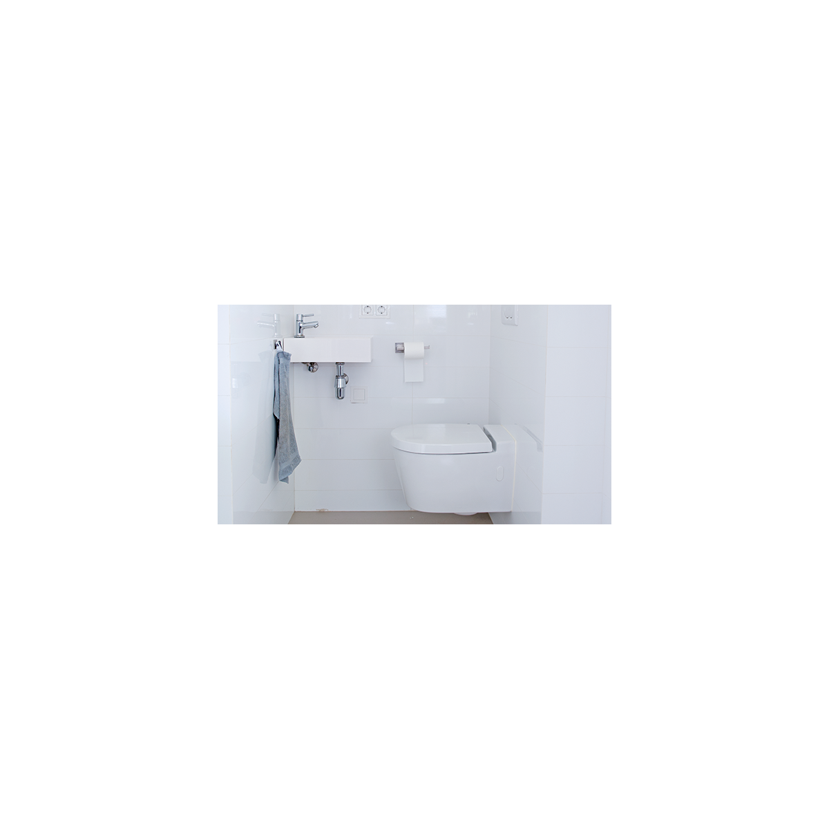 Spray for hygienic cleaning of toilets